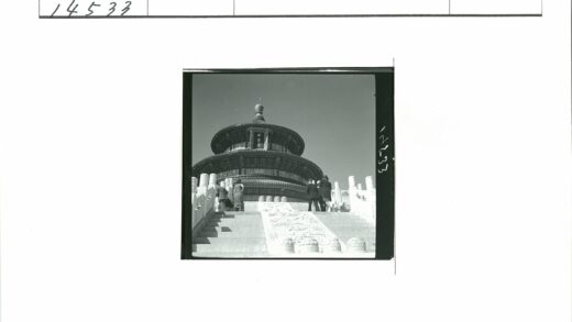 华丽多层圆形建筑楼梯人群.jpg