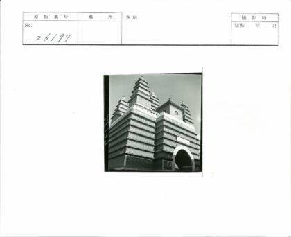 华丽多层建筑拱形入口雕刻塔顶.jpg