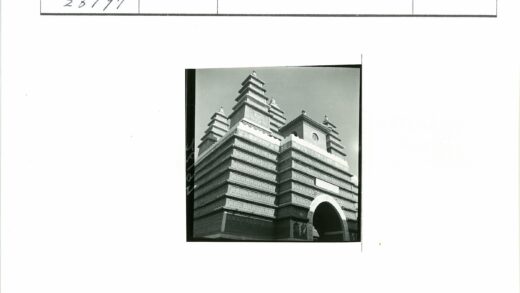华丽多层建筑拱形入口雕刻塔顶.jpg
