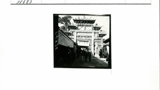 华丽大门与帐篷营地景观.jpg