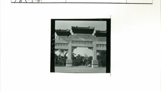 华丽大门与蓝天下的行人.jpg