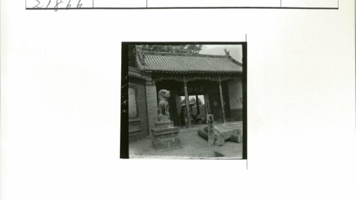 华丽大门前的石雕与木梁.jpg