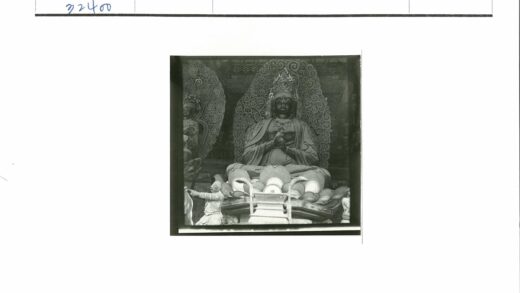 华丽头饰双手合十坐像莲花环绕.jpg