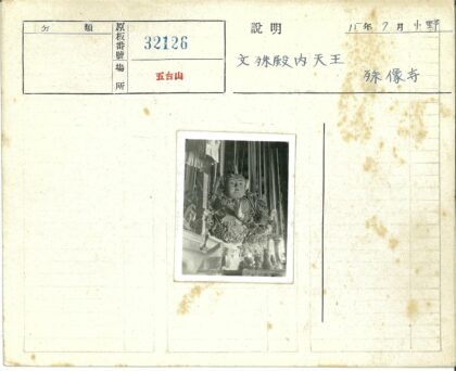 华丽宗教雕像与花卉祭品.jpg