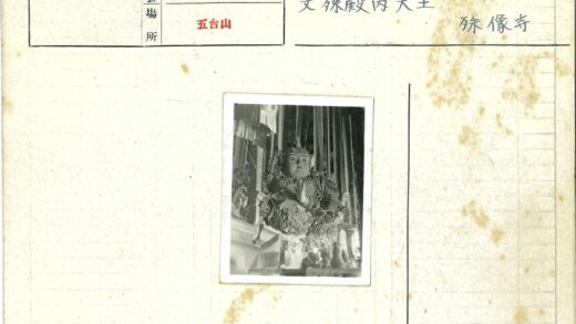 华丽宗教雕像与花卉祭品.jpg