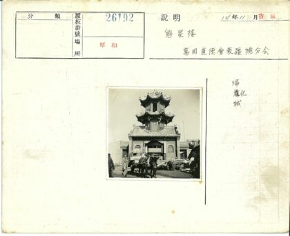 华丽宝塔与马车行人.jpg