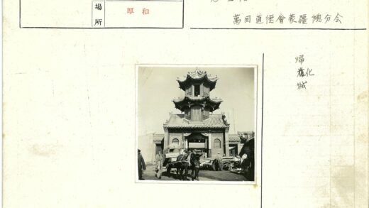 华丽宝塔与马车行人.jpg