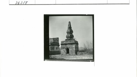 华丽尖顶石建筑与荒原山景.jpg