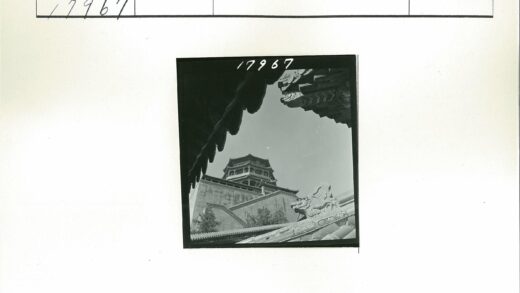 华丽屋檐多层宝塔狮子雕像.jpg