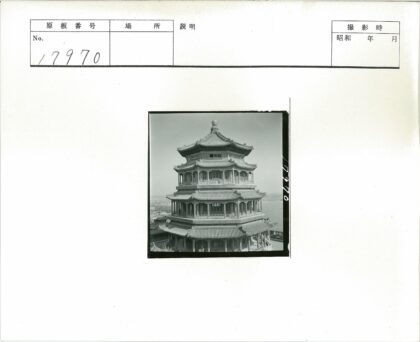 华丽屋顶东亚寺庙远山水景.jpg