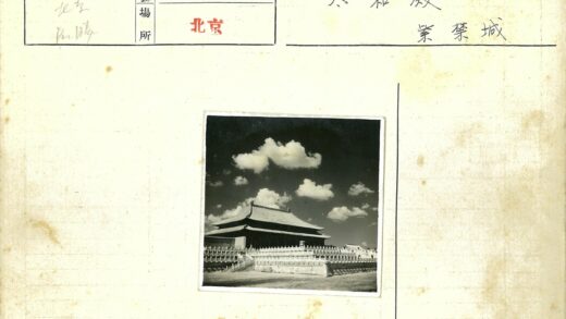 华丽屋顶传统建筑与庭院景观.jpg