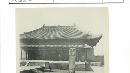 华丽屋顶传统建筑与石像景观.jpg