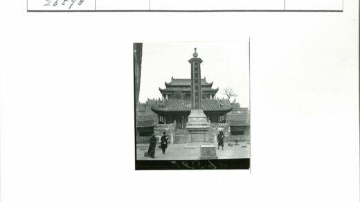 华丽屋顶传统建筑石碑庭院.jpg