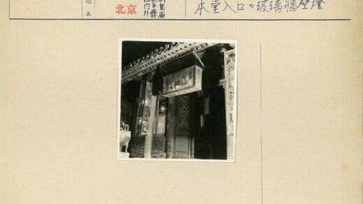 华丽屋顶瓦片与木雕门建筑.jpg
