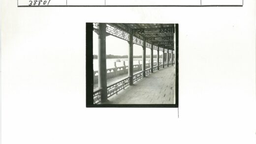 华丽廊道与河岸风景.jpg