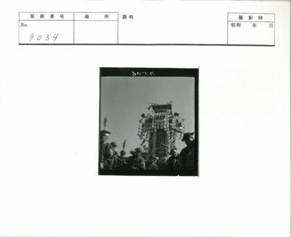 华丽建筑人群聚集晴朗天空.jpg
