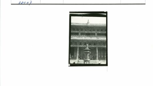 华丽建筑前多层灯笼与木雕大门.jpg