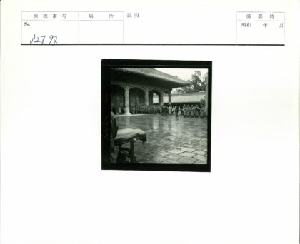 华丽建筑前庭院水景人群聚集.jpg