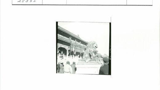 华丽建筑前石狮子与人群.jpg