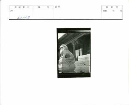 华丽建筑前石狮子雕像与精美木雕.jpg
