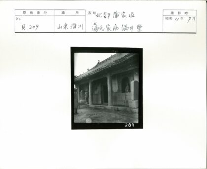 华丽建筑外两人合影.jpg