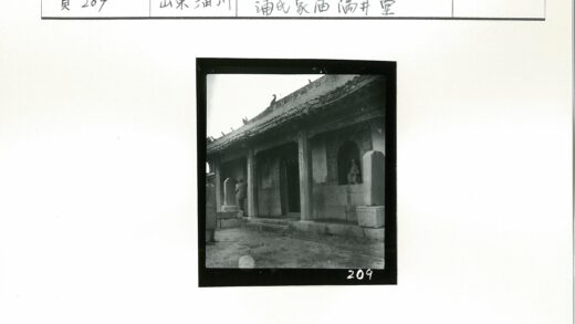 华丽建筑外两人合影.jpg