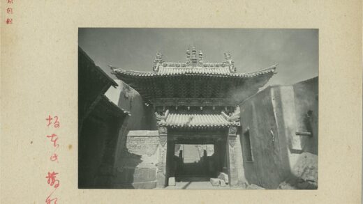华丽建筑大门与石墙楼梯.jpg