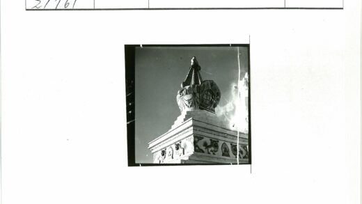 华丽建筑尖塔雕刻特写.jpg