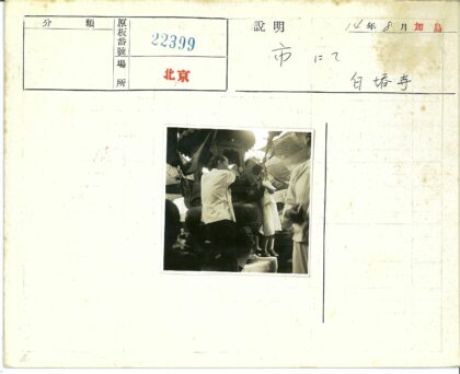 华丽建筑旁两人交谈.jpg