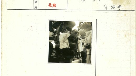 华丽建筑旁两人交谈.jpg