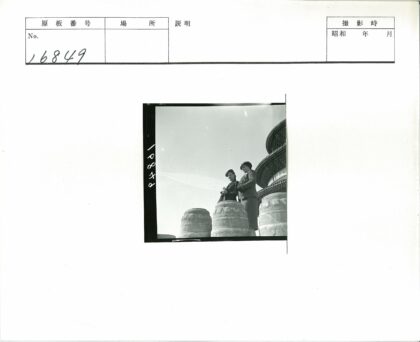 华丽建筑旁的两位正式着装女性.jpg