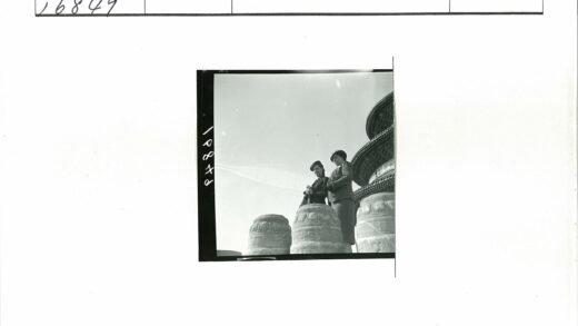 华丽建筑旁的两位正式着装女性.jpg