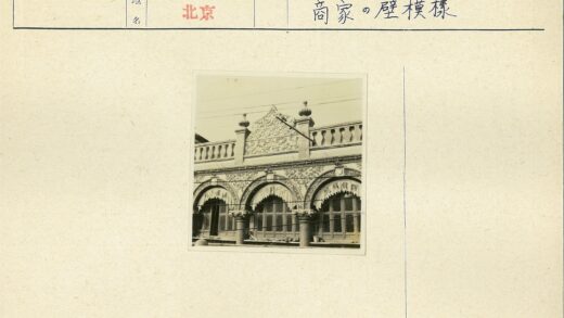 华丽拱窗与雕刻建筑立面.jpg