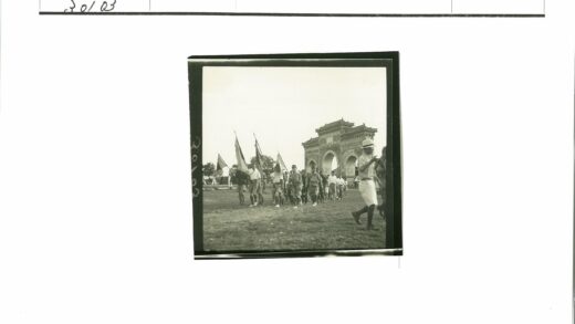 华丽拱门下队伍举旗行进.jpg