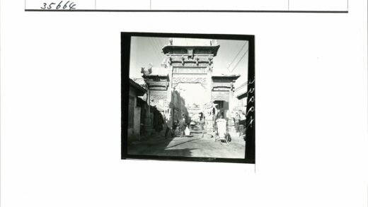 华丽拱门雕刻街景与手推车.jpg