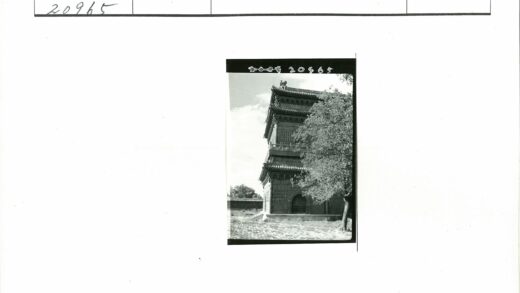 华丽拱顶建筑与花园景观.jpg