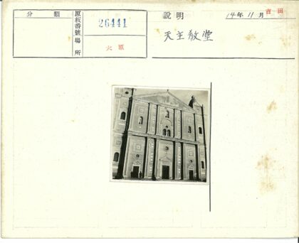 华丽教堂正面建筑与雕像.jpg