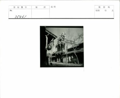 华丽斜顶建筑与灯笼枯树.jpg