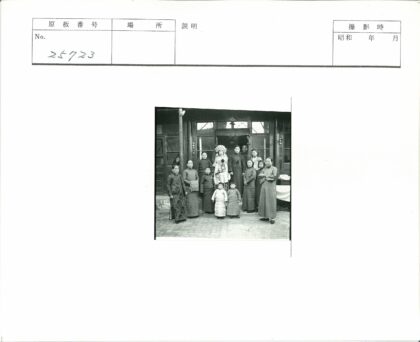 华丽服装人群建筑前合影.jpg