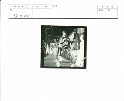 华丽服饰雕像室内展示.jpg