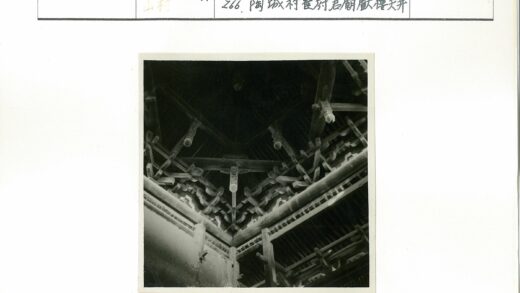 华丽木制天花板梁结构特写.jpg