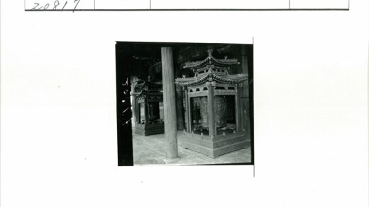 华丽木结构中的复杂灯笼设计.jpg