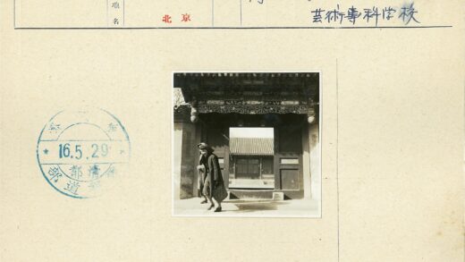 华丽木门与瓦片屋顶.jpg