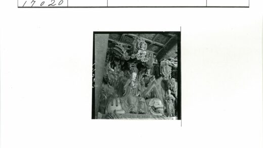 华丽木雕人物坐像与精美天花装饰.jpg