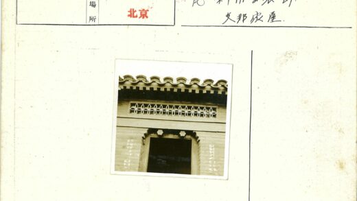 华丽格子窗砖砌建筑入口特写.jpg