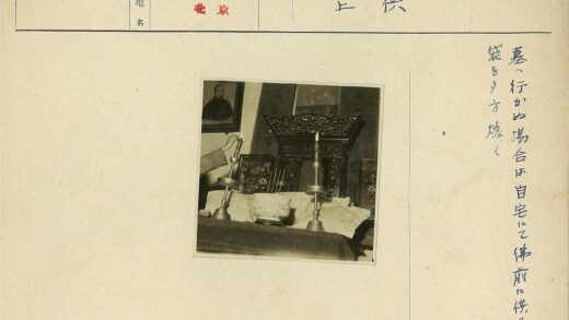 华丽桌面传统烛台装饰与书法背景.jpg