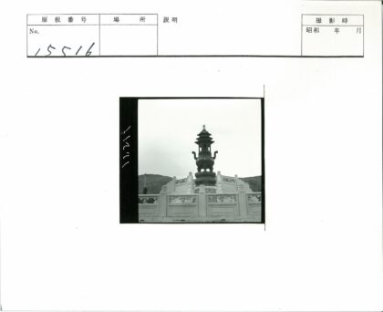 华丽灯笼建筑与群山景观.jpg