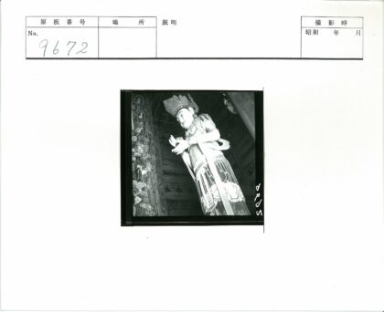 华丽王冠雕像与精致建筑雕刻.jpg