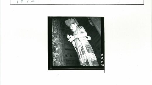 华丽王冠雕像与精致建筑雕刻.jpg