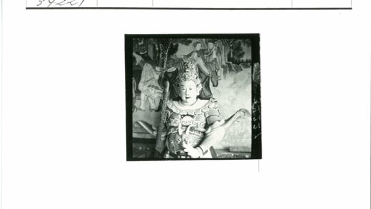 华丽盔甲雕像与壁画合影.jpg